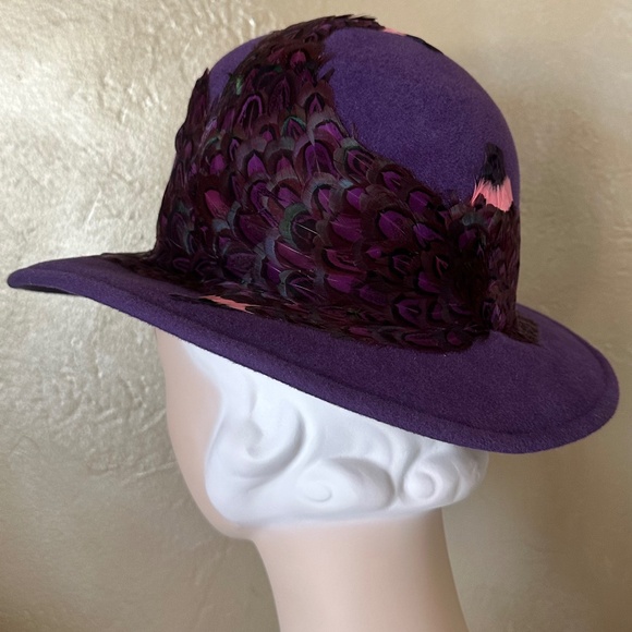 ONE OF A KIND DESIGNER JACK MCCONNELL VINTAGE PURPLE FELT HAT + FEATHER DETAILS - Picture 4 of 11